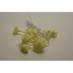 fleurs : 12 mini roses  jaune pâle