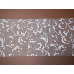 nappage : chemin de table en organza blanc arabesques blanches